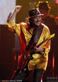 搜狐音乐讯 洛杉矶，2010全美音乐奖颁奖礼在诺基亚剧院举行。传奇歌手Santana“金装”登台，和...