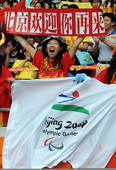 17日，北京2008年残奥会比赛的最后一天，鸟巢成了红色的海洋，观众们在看台上挥舞五星红旗，为运动员...