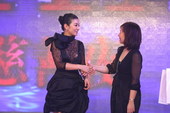 搜狐娱乐讯 2010芭莎明星慈善夜，黄奕和张兰共同获得今晚标后。