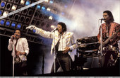 杰克逊专辑《颤栗》全球大卖，此时期的演唱会，杰克逊已经成为世界歌坛的超级天王。