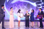 搜狐娱乐讯  2010芭莎明星慈善夜，苏芒获得世博会上海馆名誉馆长称号。