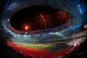 9月17日，“鸟巢”上空的焰火呈现出中文“未来”字样。当晚，北京2008年残奥会闭幕式在国家体育场“...