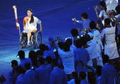 9月6日，最后一棒火炬手侯斌点燃主火炬。当日，北京2008年残奥会开幕式在国家体育场举行。新华社/图