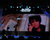 搜狐娱乐讯 2009年11月11日，陈琳追思会与晚上20点开始，张靓颖登台演唱《抱紧我》。(图：香君...