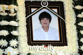 29日下午自杀身亡的韩国艺人崔真英的葬礼将于31日上午7点举行。死因鉴定需要进行尸检，但遭到崔真英的...