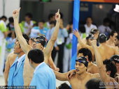 2010年11月18日，中国广州，2010亚运会男子4×100米混合泳接力，中国队犯规瞬间图解。图中...