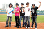 〈2009年03月16日台北讯〉五月天今日来到新庄棒球场拍摄广告，本身就很喜欢棒球的五月天，一来到球...