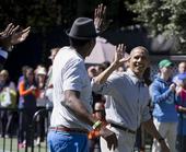 高清图：白宫复活节活动 奥巴马和穆大叔玩投篮